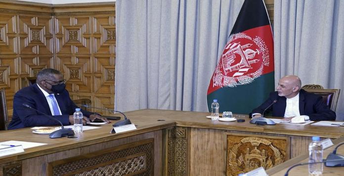 El secretario de Defensa, Lloyd Austin, se rene con el presidente afgano Ashraf Ghani en el palacio presidencial en Kabul