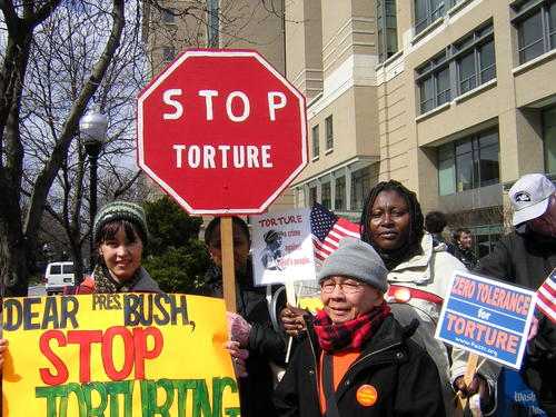 La hermana Dianna, a la izquierda, se muestra con otros manifestantes durante una vigilia contra la tortura por parte de miembros de TASSC en Washington, D.C. (Foto: Ursuline Sisters)
