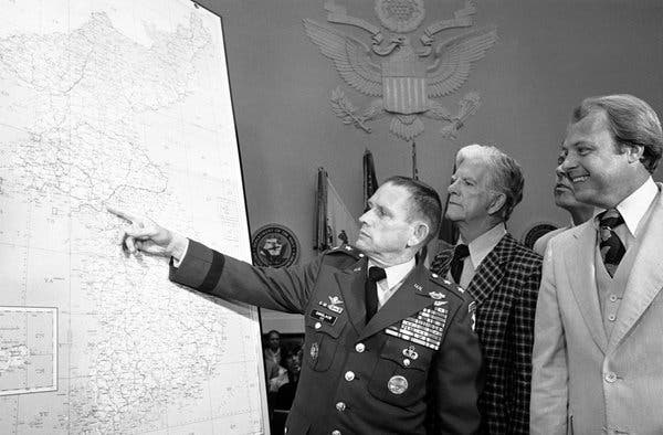 General Singlaub en 1977 con un mapa de la península de Corea antes de testificar ante un subcomité de Servicios Armados de la Cámara.