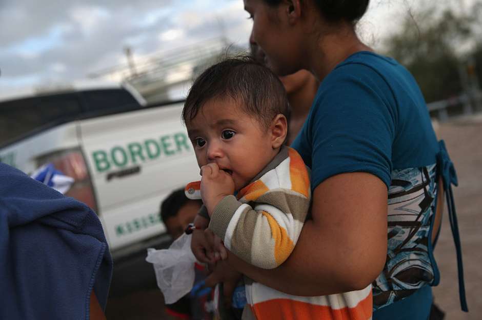 DHS estudia instituir poltica para separar a nios de sus padres en la frontera