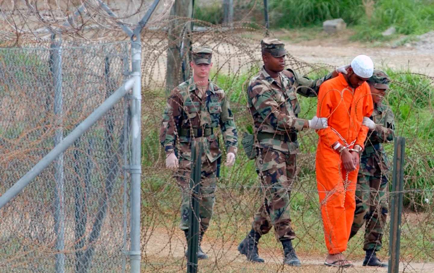 soldier leads prisoner in Guant´namo Bay