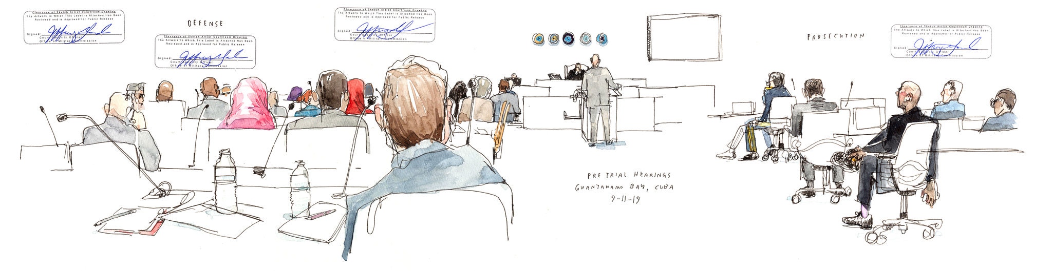 Una vista panorámica de la sala del tribunal. El sello que aparece en cada página, firmado por el oficial de seguridad de ese día, indica que el dibujo ha sido aprobado para su publicación.
