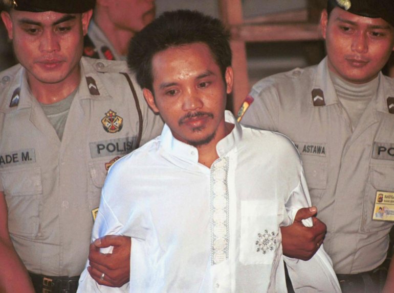 Ali Imronm, vestido con un pantaln corto blanco y escoltado por dos policas, fue declarado culpable de los atentados de Bali en un tribunal de Indonesia.