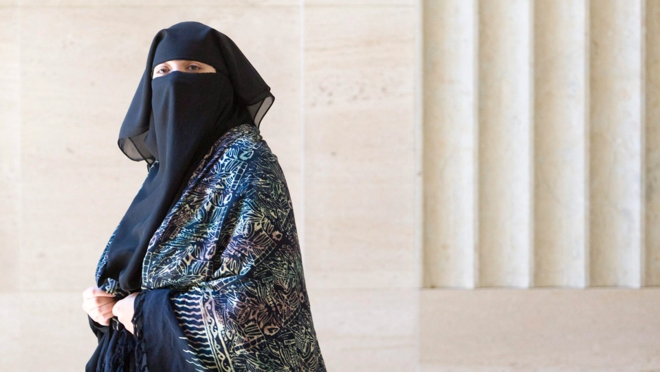Hermana de Omar Khadr demanda al gobierno después de que le prohibieran volar de regreso a Canadá