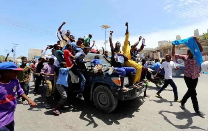 Imagen: Civiles viajan en un coche de polica mientras celebran la eleccin del presidente Mohamed Abdullahi Mohamed, jueves.hu