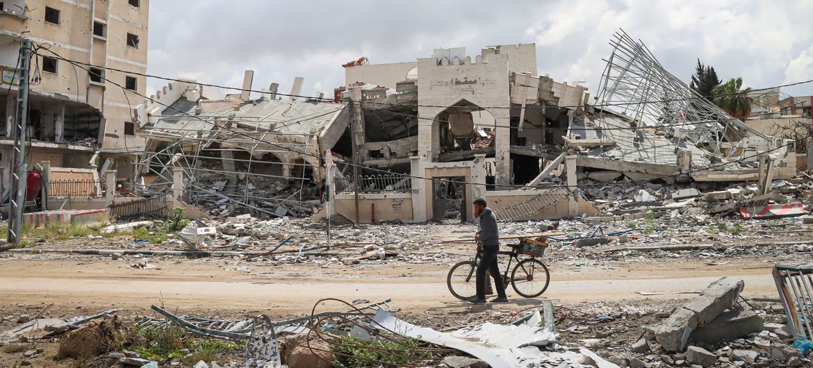 Jan Yunis yace en ruinas tras la retirada de las fuerzas israeles.