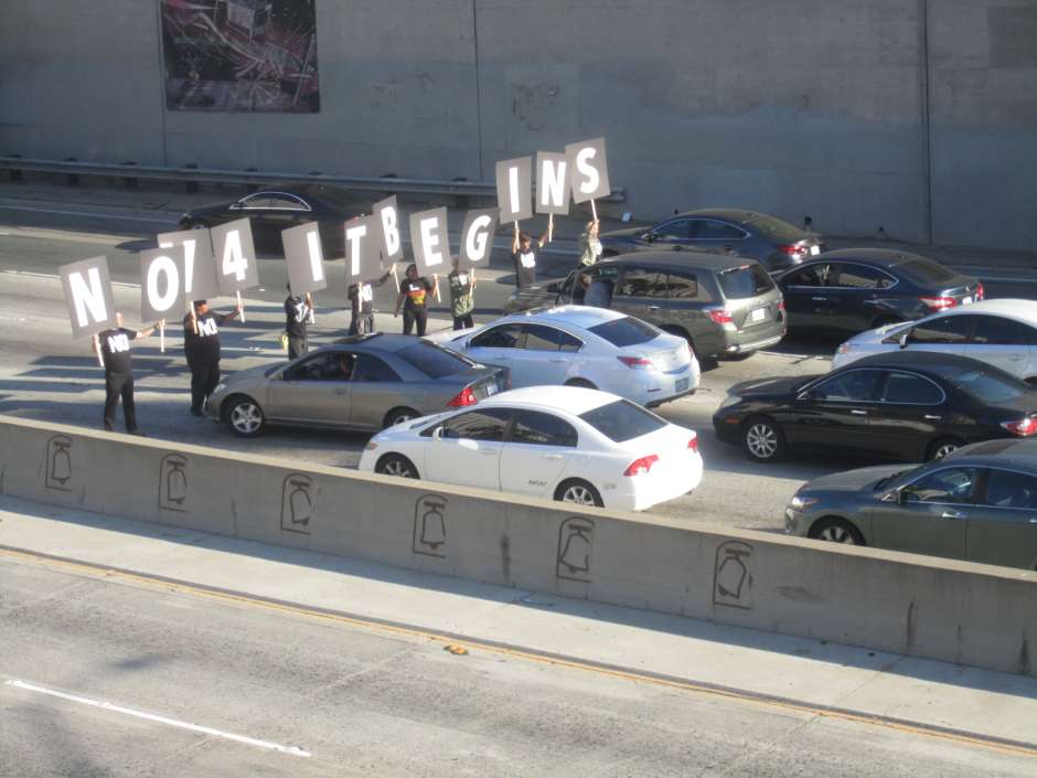 Manifestantes contra Trump cortan la autopista 101 en el centro de LA