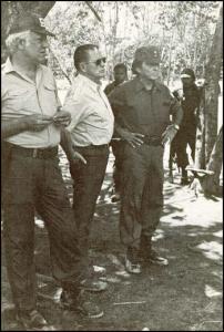 John Singlaub (segundo desde la izquierda) con los Contras en 1985.