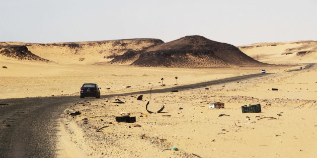 Un automóvil se desplaza por la carretera entre las ciudades de Sebha y Ubari en el suroeste de Libia el 24 de diciembre de 2013, un camino donde suele haber asaltos.