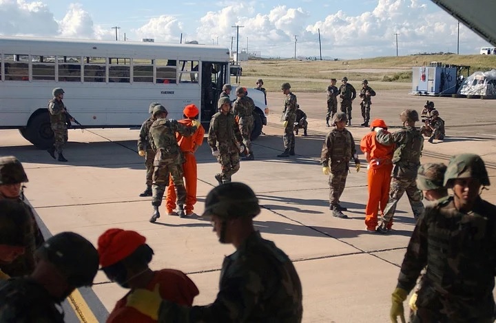 Los infantes de marina trabajando en parejas tomando la custodia de los primeros 20 prisioneros que fueron llevados desde Afganistn a la Base Naval de la Baha de Guantnamo en Cuba. Foto Sargento de Estado Mayor Jeremy T. Lock va The New York Times.