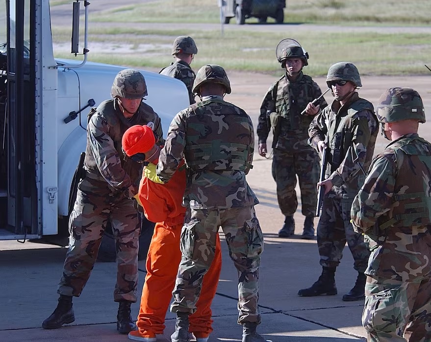 Los marines con el primer grupo de prisioneros de Guant&#xe1;namo, en 2002 