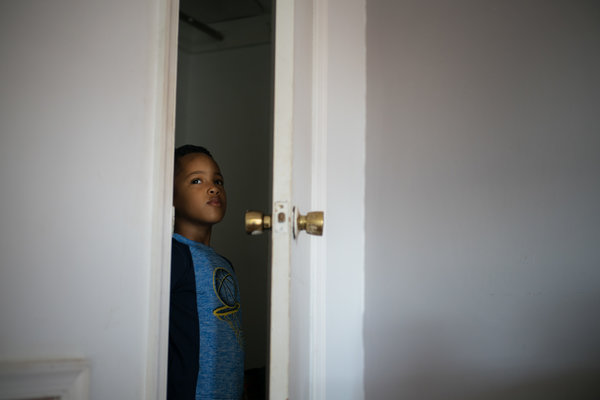 Thiago, de 5 años, dentro de un clóset en su hogar de Filadelfia. Se reencontró con su madre tras dos meses de separación en la frontera suroeste de Estados Unidos.