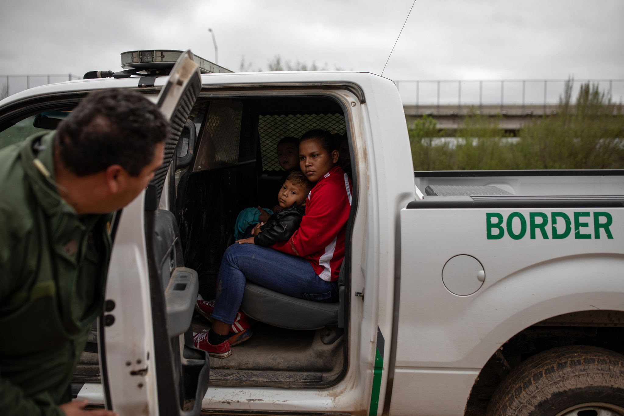 Migrantes hondureos fueron puestos bajo custodia de agentes de la Patrulla Fronteriza cerca de Granjeno, Texas, el mes pasado.