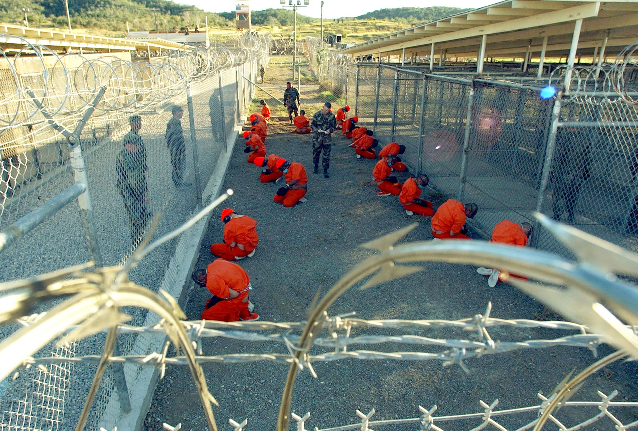 Una imagen difundida por el ejército muestra la llegada de los primeros detenidos acusados de formar parte de al Qaeda y los talibanes en la Bahía de Guantánamo en 2002.