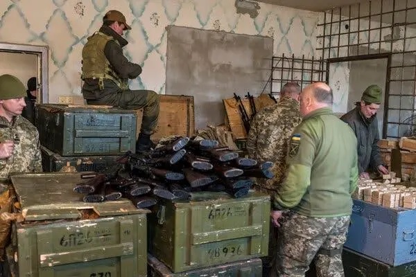 Voluntarios militares cargando cargadores con municiones en febrero en una instalacin de almacenamiento de armas en Fastiv, Ucrania.