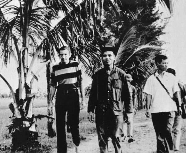 El Sr. Clark, a la izquierda, en Vietnam del Norte en 1972. Se reuni con funcionarios comunistas en Hanoi y critic pblicamente la conducta estadounidense en la guerra de Vietnam.