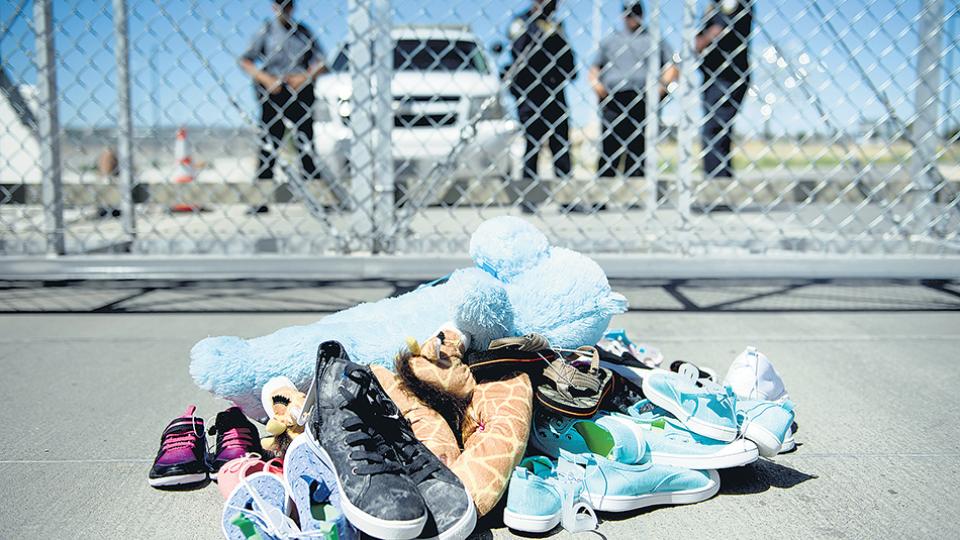 Zapatillas y juguetes a la entrada de Tornillo Port (Texas), adonde fueron llevados los niños separados de sus padres.