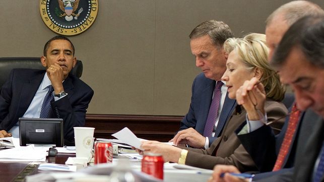 El presidente Barack Obama presta atención durante una reunión sobre Pakistán con sus máximos asesores en 2009.