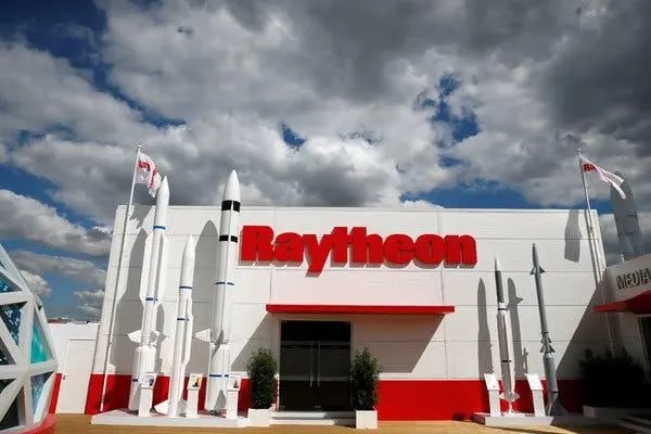 Raytheon contrat a ex funcionarios estadounidenses para presionar por la aprobacin de acuerdos de armas con Arabia Saudita, uno de sus clientes ms importantes.