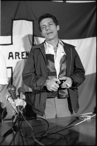 Roberto D'Aubuisson habla con un cigarrillo en la mano, San Salvador, 1982 — Calisphere