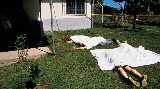 Los cuerpos de varios de los sacerdotes asesinados en la residencia de los jesuitas de San Salvador., yacen en el jardín. Era el 16 de noviembre de 1989. 