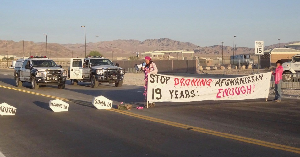 Los activistas de CodePink Maggie Huntington y Toby Blomé bloquean temporalmente el tráfico que conduce a la Base de la Fuerza Aérea Creech de Nevada, donde se lanzan ataques aéreos no tripulados con aviones no tripulados de EE. UU., El viernes 2 de octubre de 2020.