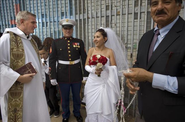 Una pareja se sobrepone a una deportacin y se casan en el muro fronterizo entre EE.UU. y Mxico