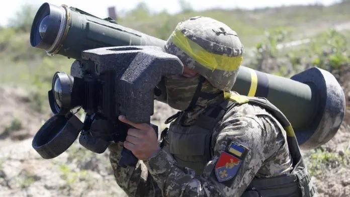 Soldado ucraniano con jabalina