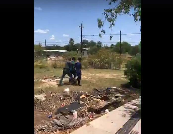 Un agente de la Patrulla Fronteriza mata a una mujer migrante en Texas (video)